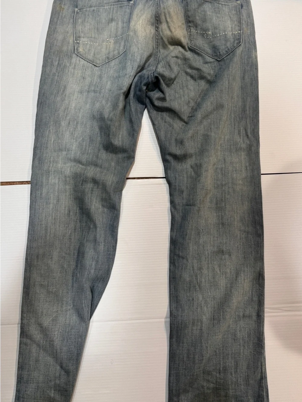 Robert Graham Men’s Light Wash Distressed Jeans Straight Leg